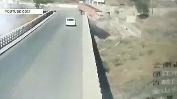 Грузовик потерял управление и на полной скорости вылетел с моста