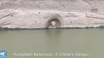 В Китае из-под воды показалась древняя статуя Будды