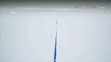 Гигантскую трещину в Антарктиде сняли с воздуха