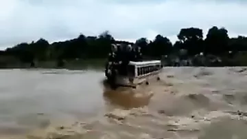 Автобус, полный пассажиров, смыло наводнением