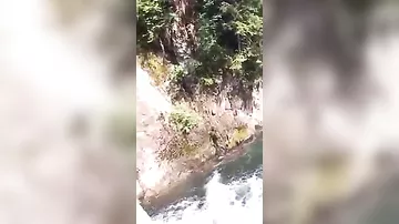 Мужчина сорвался с 15-метровой высоты и упал в реку