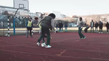 Загримированные игроки «Баварии» сыграли в футбол с обычными дворовыми ребятами
