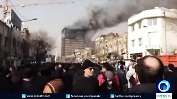 Очевидцы обрушения горящей высотки с 30 пожарными в Тегеране кричали от страха