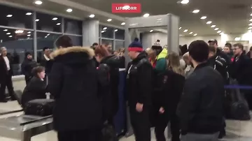 В Домодедово всех пассажиров рейса задержали из-за укравшего спасательный жилет