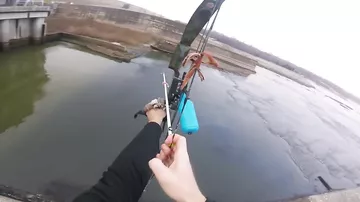 Впечатляющая рыбалка с помощью лука