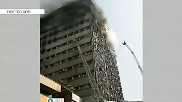 В Сети появились новые кадры обрушения горящей высотки на пожарных в Тегеране