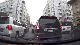 В Баку наказали автомобилиста, выбросившего мусор из окна
