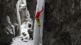 Альпинист чудом уцелел, сорвавшись с замерзшего водопада