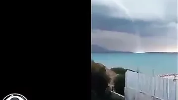Очевидцы сняли на видео, как НЛО выкачивает воду из океана