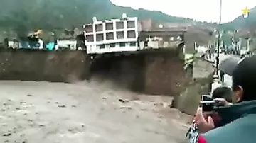 Трёхэтажный отель рухнул в реку в Перу