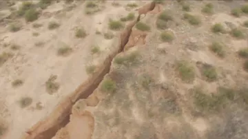 Гигантскую трещину в Аризоне сняли на видео