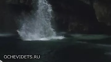 Безумный прыжок в воду с 59-метровой скалы