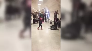 В метро Стамбула маленькая девочка дирижировала уличными музыкантами