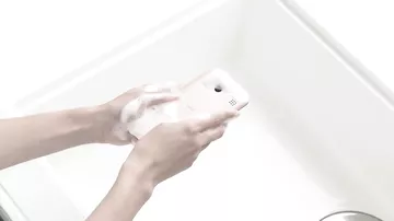 Yeni smartfonu sabunla yumaq olar