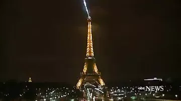 Огни Эйфелевой башни погасли ночью в память о жертвах теракта в Квебеке