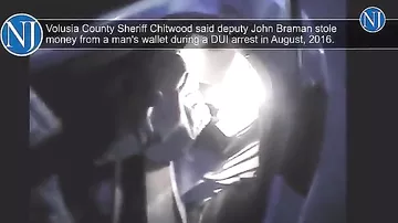 В США камера зафиксировала, как шериф украл деньги у задержанного