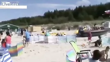 Огромный кабан напал на поляков на пляже