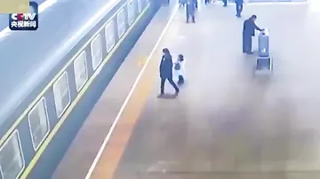Жители Китая успели вытащить 3-летнюю девочку из-под поезда метро