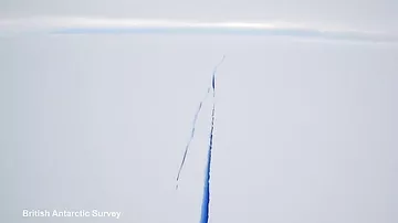 Рост огромной трещины в Антарктиде показали на видео