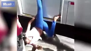 Водитель автобуса поймал за ногу карманницу в Бразилии