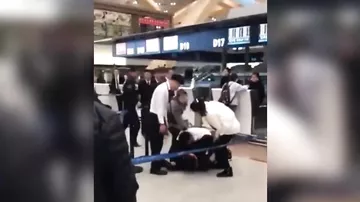 Пассажиры напали на сотрудников авиакомпании из-за отложенного рейса