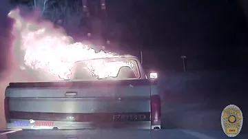 Полицейский протаранил горящую машину и спас ресторан