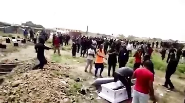 Ганские гробовщики во время похорон забрали труп в качестве залога
