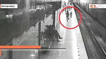 Камеры наблюдения сняли падение мальчика на рельсы в метро