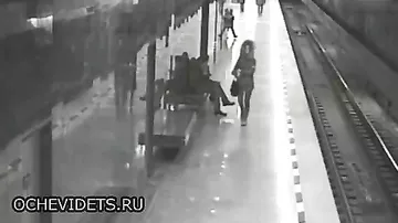 Камера сняла спасение школьника, упавшего на рельсы в метро