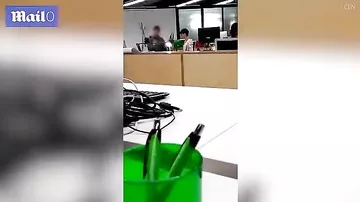 "Горячий" испанский педагог в ярости разбил ноутбук ученика в ответ на хамство