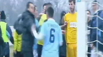 Futbolçu təhqir olundu, meydanda dava düşdü