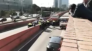 В Барселоне полиция выстрелила в водителя грузовика, несущегося в центр города