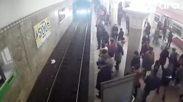 В бакинском метро мужчина, укравший у девушки сумку с деньгами, попал на камеру