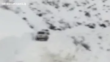 В селе Орат Лерикского района произошел обвал снега
