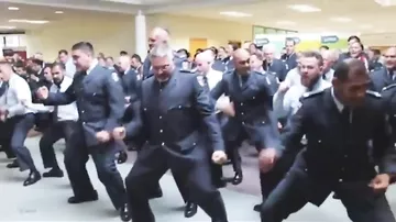 Новые работники новозеландской тюрьмы исполнили обрядовый танец