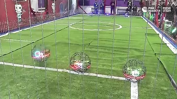 Летающие дроны впервые сыграли в футбол