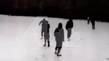 Туристки запечатлели на видео провалившихся под лед подростков