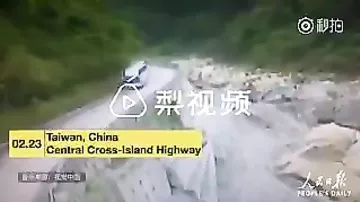 На Тайване женщина-водитель убила мотоциклиста, сбросив его в пропасть