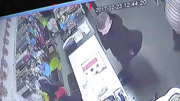 Майор полиции украла телефон в магазине и через день снова пришла за покупками
