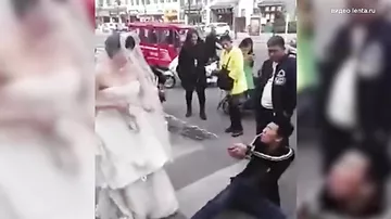 Китаянка протащила своего жениха по улице на цепях