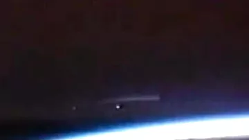 Сотрудники NASA затемнили трансляцию после появления в кадре огромного корабля
