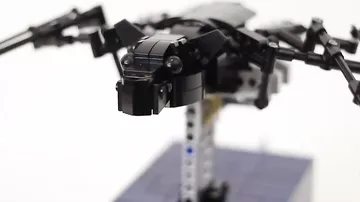 Из LEGO построили летучую мышь-робота