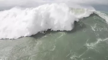 Гигантская 10-метровая волна накрыла серфера и пытавшегося его спасти друга