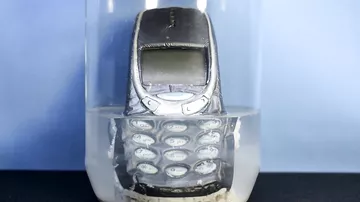 Nokia 3310 после 20 часов в ацетоновой ванне