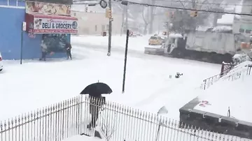 На Нью-Йорк обрушился cнежный шторм
