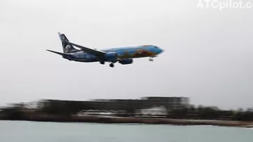 Сложную посадку лайнера в одном из самых опасных аэропортов мира сняли на видео