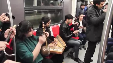 Bir qrup gənc Bakı metrosunda musiqi ifa etdi - 1