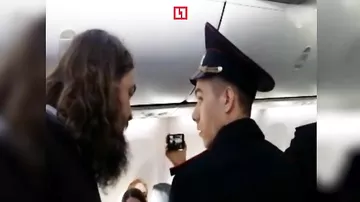 Российского волейболиста высадили из самолёта за слишком длинные ноги