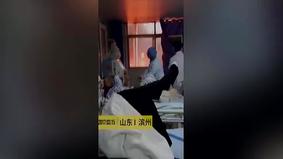 Несмотря на пожар, врач в Китае продолжала работать с пациентом