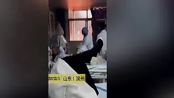 Несмотря на пожар, врач в Китае продолжала работать с пациентом